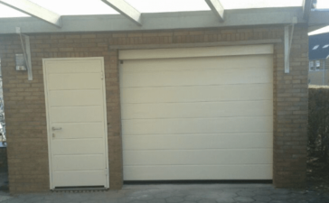Garagedeur-met-een-loopdeur