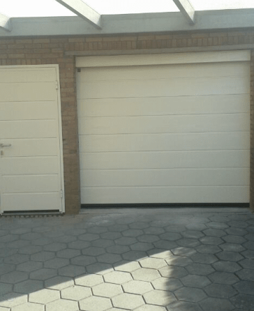 Garagedeur-met-een-loopdeur