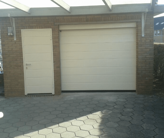 Garagedeur-met-een-loopdeur