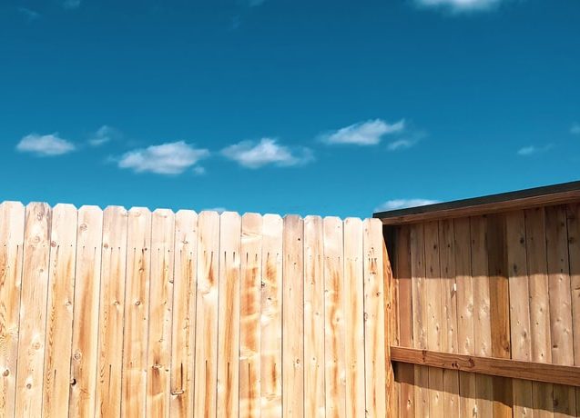 Verrijk je tuin met een houten schutting en vlonderterras